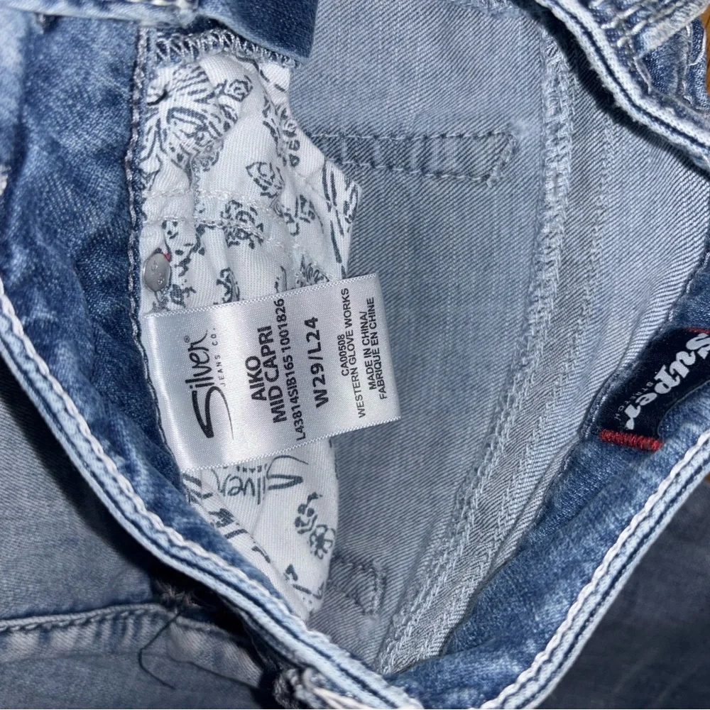 Stylish women’s Silver Jean co. Aiko mid light denim capris. - Picture 6 of 7